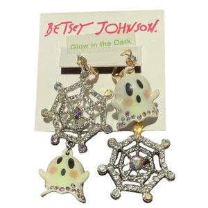 BETSY JOHNSON HALLOWEEN MISMATCH GHOST/SPIDERWEB GLOW IN THE DARK EARRINGS